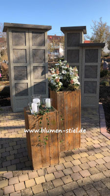 urnenschmuck urne trauerfeier beerdigung urnenkranz urnendeko friedhof grab friolzheim bestattung wimsheim enzkreis trauerfloristik blumengesteck blumenstiel