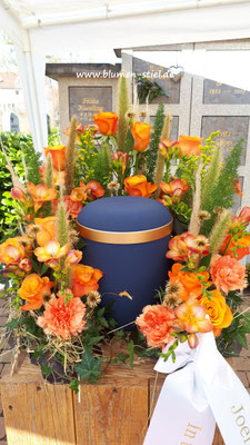 urnenschmuck urne trauerfeier beerdigung urnenkranz urnendeko friedhof grab friolzheim bestattung wimsheim enzkreis trauerfloristik blumengesteck blumenstiel