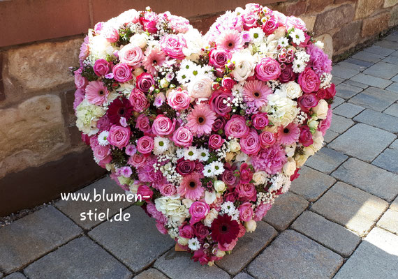  trauerfeier beerdigung herz trauerherz blumenherz gestecktesherz friedhof grab friolzheim bestattung wimsheim enzkreis trauerfloristik blumengesteck blumenstiel