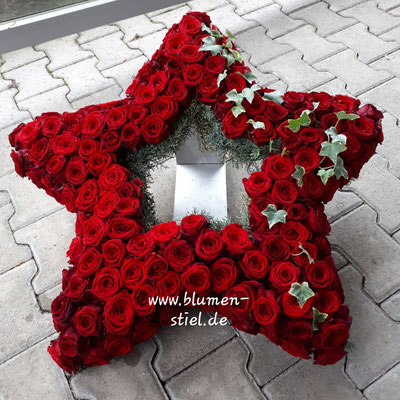 urnenschmuck urne trauerfeier beerdigung urnenkranz urnendeko friedhof grab friolzheim bestattung wimsheim enzkreis trauerfloristik blumengesteck blumenstiel stern