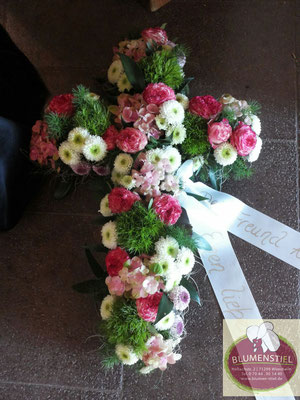 trauerfeier beerdigung bukett trauerbukett blumenbukett gesteck friedhof grab friolzheim bestattung wimsheim enzkreis  kreuz trauerfloristik blumengesteck blumenstiel