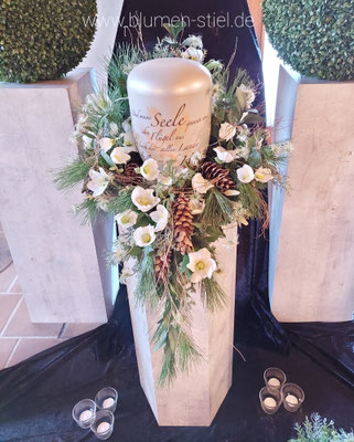 urnenschmuck urne trauerfeier beerdigung urnenkranz urnendeko friedhof grab friolzheim bestattung wimsheim enzkreis trauerfloristik blumengesteck blumenstiel