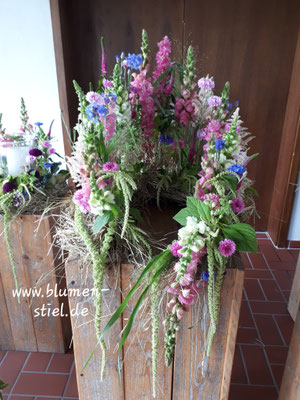 urnenschmuck urne trauerfeier beerdigung urnenkranz urnendeko friedhof grab friolzheim bestattung wimsheim enzkreis trauerfloristik blumengesteck blumenstiel