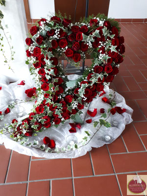 trauerfeier beerdigung herz trauerherz blumenherz gestecktesherz friedhof grab friolzheim bestattung wimsheim enzkreis trauerfloristik blumengesteck blumenstiel
