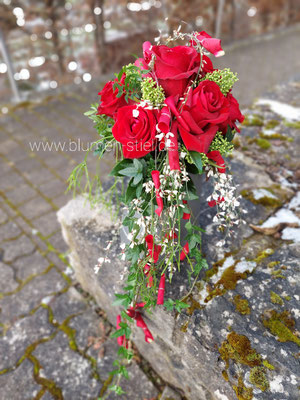 urnenschmuck urne trauerfeier beerdigung urnenkranz urnendeko friedhof grab friolzheim bestattung wimsheim enzkreis trauerfloristik blumengesteck blumenstiel