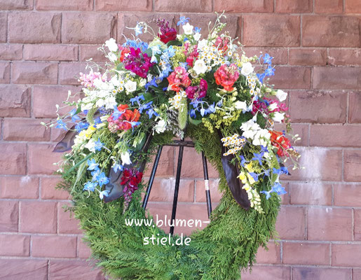  trauerfeier beerdigung kranz trauerkranz blumenkranz gesteckterkranz friedhof grab friolzheim bestattung wimsheim enzkreis trauerfloristik blumengesteck blumenstiel