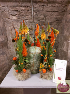 urnenschmuck urne trauerfeier beerdigung urnenkranz urnendeko friedhof grab friolzheim bestattung wimsheim enzkreis trauerfloristik blumengesteck blumenstiel