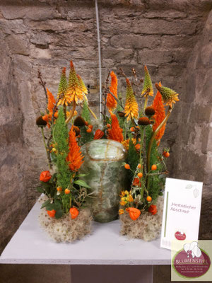 urnenschmuck urne trauerfeier beerdigung urnenkranz urnendeko friedhof grab friolzheim bestattung wimsheim enzkreis trauerfloristik blumengesteck blumenstiel