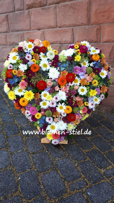 trauerfeier beerdigung herz trauerherz blumenherz gestecktesherz friedhof grab friolzheim bestattung wimsheim enzkreis trauerfloristik blumengesteck blumenstiel