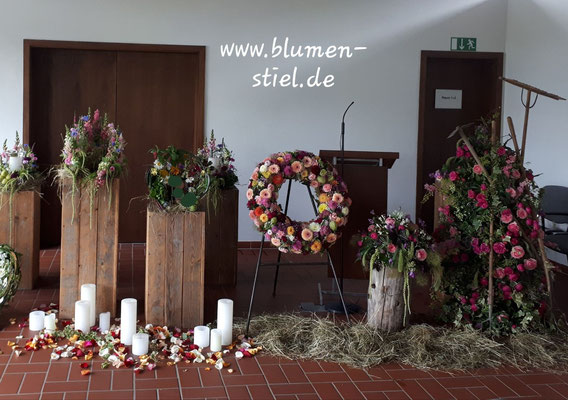 Trauerfloristik Beerdigung Traeurfeier Grab Urnenschmuck Deko Leichenhalle Aussegnungshalle Kerzen 