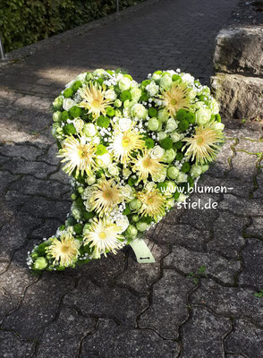  trauerfeier beerdigung herz trauerherz blumenherz gestecktesherz friedhof grab friolzheim bestattung wimsheim enzkreis trauerfloristik blumengesteck blumenstiel