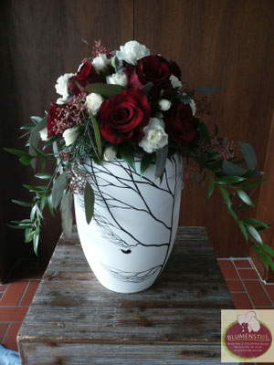 urnenschmuck urne trauerfeier beerdigung urnenkranz urnendeko friedhof grab friolzheim bestattung wimsheim enzkreis trauerfloristik blumengesteck blumenstiel
