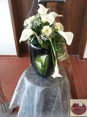 urnenschmuck urne trauerfeier beerdigung urnenkranz urnendeko friedhof grab friolzheim bestattung wimsheim enzkreis trauerfloristik blumengesteck blumenstiel
