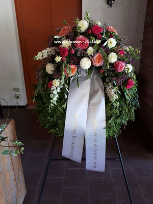  trauerfeier beerdigung kranz trauerkranz blumenkranz gesteckterkranz friedhof grab friolzheim bestattung wimsheim enzkreis trauerfloristik blumengesteck blumenstiel