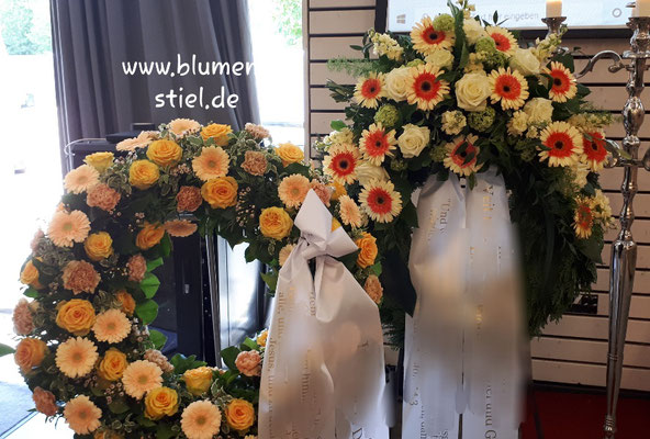  trauerfeier beerdigung kranz trauerkranz blumenkranz gesteckterkranz friedhof grab friolzheim bestattung wimsheim enzkreis trauerfloristik blumengesteck blumenstiel