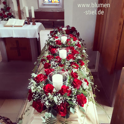 Trauerfloristik Beerdigung Traeurfeier Grab Sargschmuck Sarg Bukett Sargbukett Kränze Kerzen