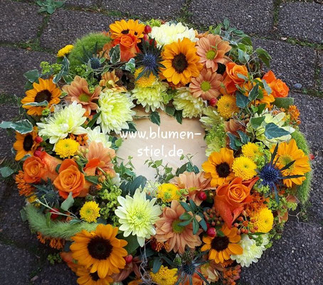 urnenschmuck urne trauerfeier beerdigung urnenkranz urnendeko friedhof grab friolzheim bestattung wimsheim enzkreis trauerfloristik blumengesteck blumenstiel