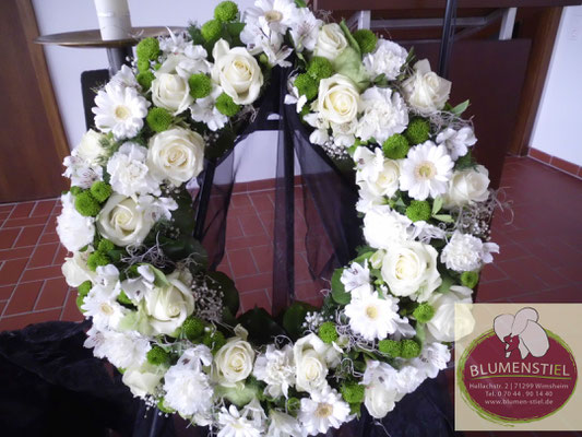  trauerfeier beerdigung kranz trauerkranz blumenkranz gesteckterkranz friedhof grab friolzheim bestattung wimsheim enzkreis trauerfloristik blumengesteck blumenstiel