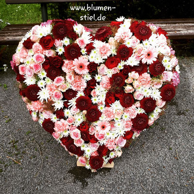  trauerfeier beerdigung herz trauerherz blumenherz gestecktesherz friedhof grab friolzheim bestattung wimsheim enzkreis trauerfloristik blumengesteck blumenstiel