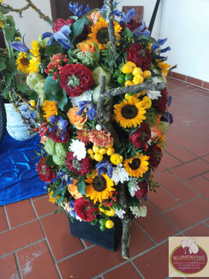 trauerfeier beerdigung bukett trauerbukett blumenbukett gesteck friedhof grab säule friolzheim bestattung wimsheim enzkreis trauerfloristik blumengesteck blumenstiel