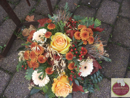 trauerfeier beerdigung bukett trauerbukett blumenbukett gesteck friedhof grab friolzheim bestattung wimsheim enzkreis trauerfloristik blumengesteck blumenstiel