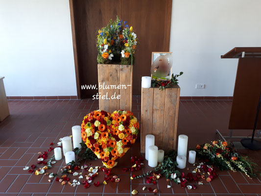 Trauerfloristik Beerdigung Traeurfeier Grab Urnenschmuck Deko Leichenhalle Aussegnungshalle Kerzen 