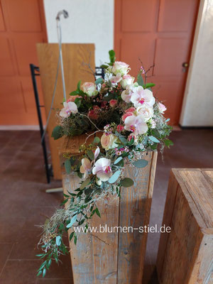 urnenschmuck urne trauerfeier beerdigung urnenkranz urnendeko friedhof grab friolzheim bestattung wimsheim enzkreis trauerfloristik blumengesteck blumenstiel