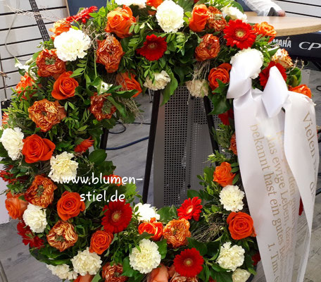  trauerfeier beerdigung kranz trauerkranz blumenkranz gesteckterkranz friedhof grab friolzheim bestattung wimsheim enzkreis trauerfloristik blumengesteck blumenstiel