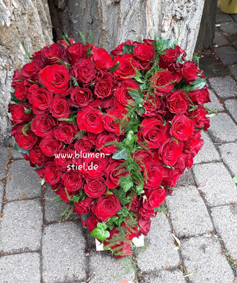 trauerfeier beerdigung herz trauerherz blumenherz gestecktesherz friedhof grab friolzheim bestattung wimsheim enzkreis trauerfloristik blumengesteck blumenstiel