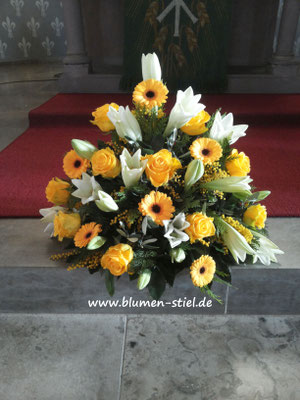 trauerfeier beerdigung bukett trauerbukett blumenbukett gesteck friedhof grab friolzheim bestattung wimsheim enzkreis trauerfloristik blumengesteck blumenstiel