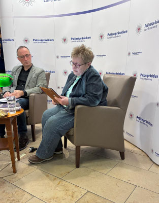Moderator Thomas Petersdorf mit Rosa Ananitschev