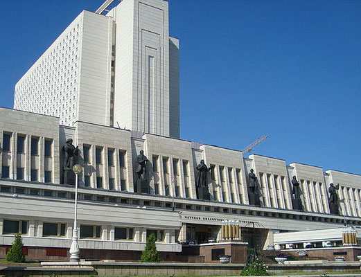 Skulpturen am Relief der Puschkin-Bibliothek - Bildhauer Wassili Trokhimchuk 