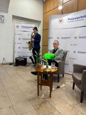 Saxofonist Chris Reinhardt und Moderator Thomas Petersdorf