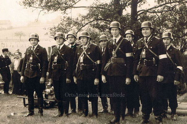 Günter Reitemeier (Gruppenführer), Werner Garbe (Maschinist), Valentin Pfarr (Schlauchtrupp), Harry Brinkmeier und Kurt Maidorn (Wassertrupp)., Georg Koch ( Melder), Karl Mauritius ( Schlauchtrupp), Ernst Richter und Fritz Geldbach ( Angriffstrupp). 