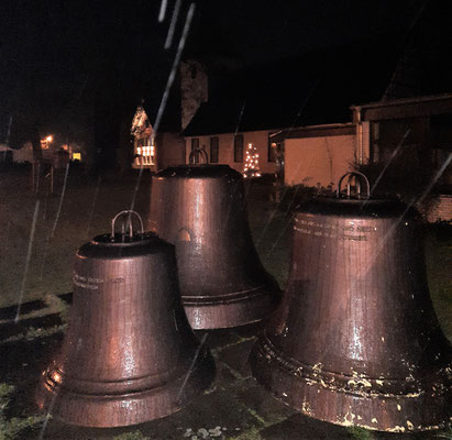 Die alten Glocken stehen jetzt vor dem Gemeindehaus