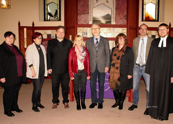 2017 Michaela Begemann, Margarete Rieger, Colin Goeschen, Pfarrsekretärin Claudia Schulze, Werner Filmer (Vorsitzender), Petra Reinken und Bernhard Wiegartz zusammen mit Pastor Sebastian Müller