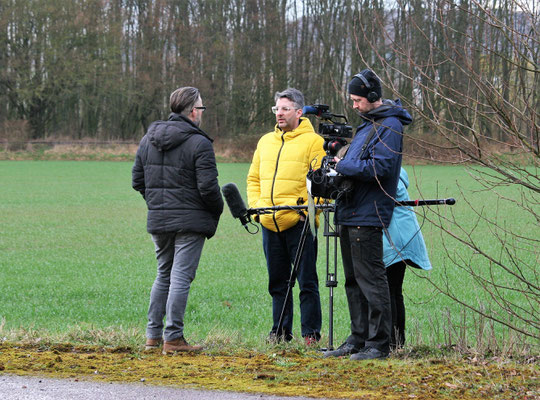 Dirk Wilhelm im Gespräch mit Mitarbeitern des WDR vor Ort.