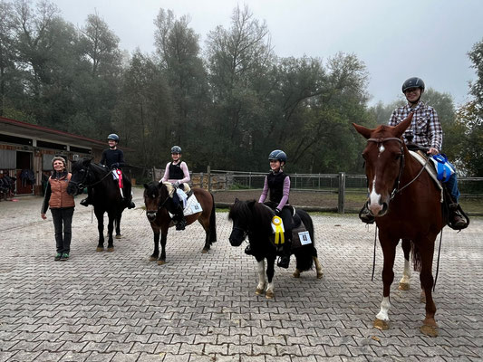Silvia Luckert mit ihren 4 Reitschülerinnen - Stolz auf alle!!