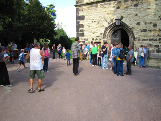 Treffen vor der Kirche