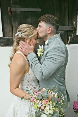 Kuss nach dem First Look - Fotograf für Hochzeit in Herford