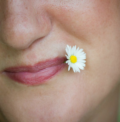 Gänsblümchen im Mundwinkel der Braut - Hochzitsfotografin Bielefeld