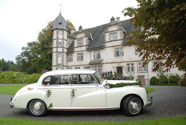 Oldtimer vorm Schloss