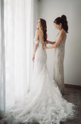 Mutter schlisst das Kleid der Braut - Hochzeitsfotograf für feier auf Sylt