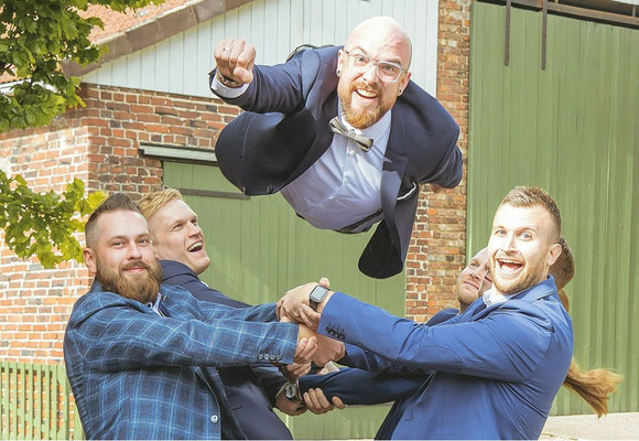 Spring vom Bräutgam mit seinen Jungs - Hochzeitsfotograf Jöllenbeck