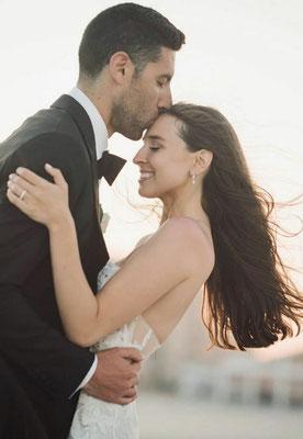 inniger Moment eines Brsautpaares - natürliche hochzeitsfotografie