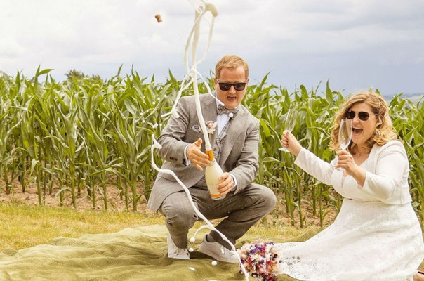 Paarshooting im Feld mit Champagnerdusche - Fotograf für Hochzeit in Bad Salzuflen