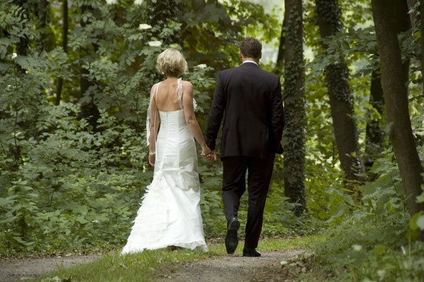 Spazirgang vom Brautpaar - Hochzeitsfotograf Gräflicher Park