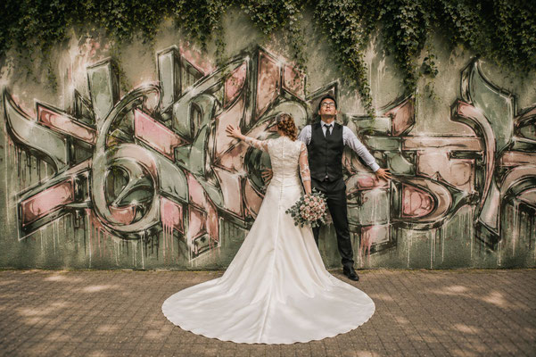 Brautpaar vor einer Graffitiwand in Paderborn - Hochzeitsfotograf Paderborn