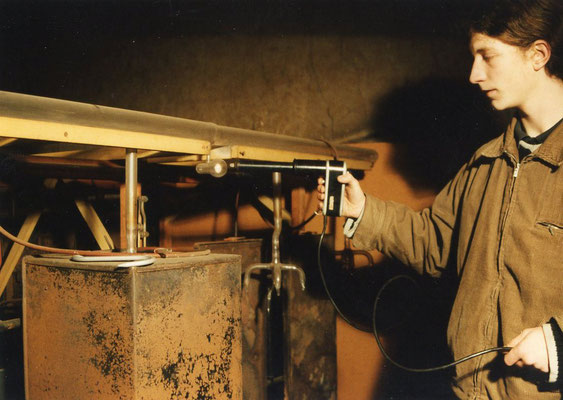 Hier stellt der Urenkel Markus Burger die Handhabung der Hochfrequenzvakuumpistole  für das Burger-Vakuoskop vor