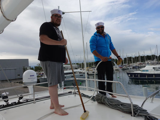 Tja, das zweitwichtigste auf einem Segelschiff: putzen, putzen. putzen.  Gut, wenn man eine Mannschaft dazu hat :-)